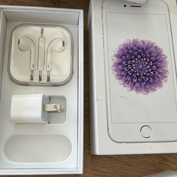 2 Apple iPhone 6 boxes with some accessories - Picture 2 of 5